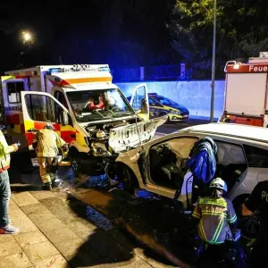 Verletzte bei Frontalzusammenstoß mit Rettungswagen