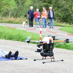 Demonstrationsflug einer Drohne mit einem Defibrillator