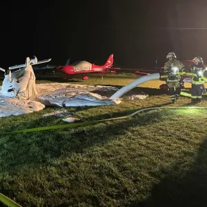 Sturmböe wirbelt geparktes Kleinflugzeug durch die Luft