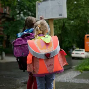 Kinder an der Bushaltestelle