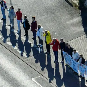 Menschenkette für Demokratie und gegen die AfD