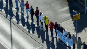 Menschenkette für Demokratie und gegen die AfD