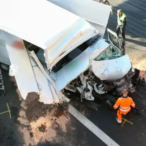 Lastwagen-Fahrer stirbt bei Auffahrunfall auf A7