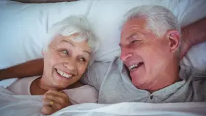 Älteres Paar im Bett