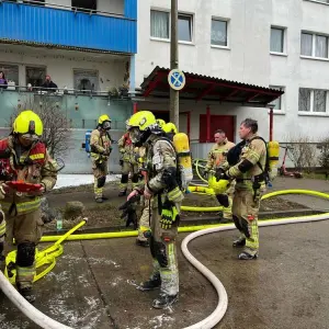 Brand in Wohngebäude - Feuerwehr muss mehrere Menschen retten