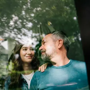 Vater und Tochter am Fenster