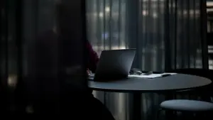 Person arbeitet an einem Laptop im Büro