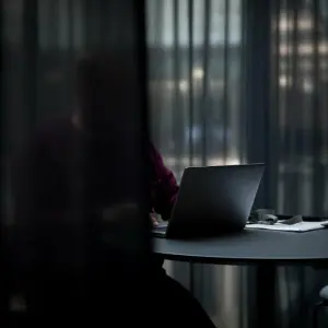 Person arbeitet an einem Laptop im Büro