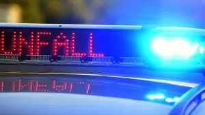 Ein Streifenwagen der Polizei steht an einer Unfallstelle