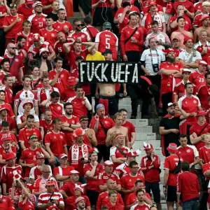 Dänische Fußballfans mit Banner