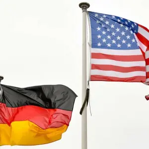 Flaggen der USA und von Deutschland