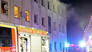 Brand in dreistöckigem Haus - Viele  Menschen verletzt