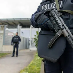 Bewaffnete Polizisten sichern das Gebäude des Oberlandesgerichtes