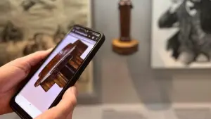 Auf einem Smartphone ist ein 3D-Exponat zu sehen.