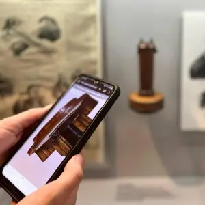 Auf einem Smartphone ist ein 3D-Exponat zu sehen.