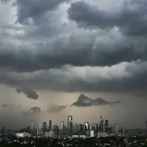 Eine Unwetterfront zieht über die Skyline von Frankfurt
