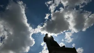Sonne und Wolken über dem Gutenberg-Denkmal
