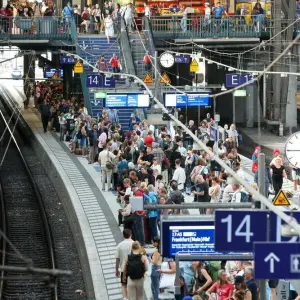 Zugverkehr bis Dienstag eingeschränkt