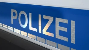 Der Polizei-Schriftzug auf einem Einsatzwagen.