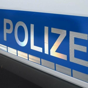 Der Polizei-Schriftzug auf einem Einsatzwagen.