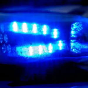 Blaulicht leuchtet auf einem Fahrzeug der Polizei
