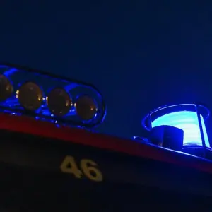 Ein Blaulicht leuchtet auf dem Dach eines Einsatzfahrzeugs