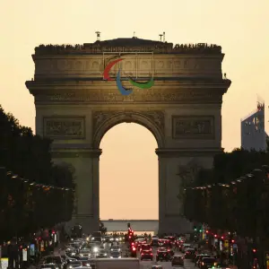 Three Agitos am Arc de Triomphe