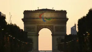 Three Agitos am Arc de Triomphe