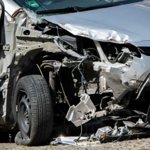 Ein verunfalltes Auto am Straßenrand