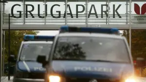 Polizeifahrzeuge an der Grugahalle