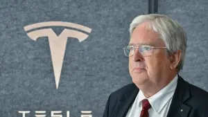 Brandenburgs Wirtschaftsminister Steinbach bei Tesla