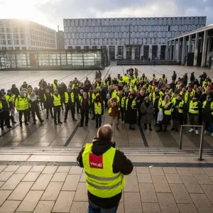 Warnstreik der Sicherheitskräfte an Flughäfen - Berlin
