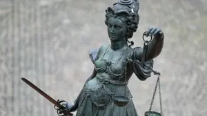 Eine Bronzefigur der Justitia mit Schwert und Waage