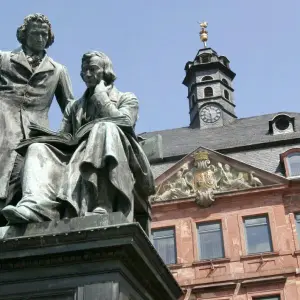 Brüder Grimm-Denkmal vor dem in Hanau