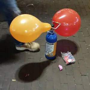 Lachgaskartusche mit Luftballons