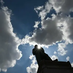 Sonne und Wolken wechseln sich ab.