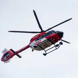 Ein Rettungshubschrauber fliegt zur Notaufnahme einer Klinik