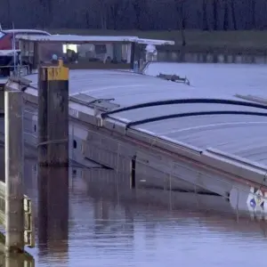 Frachtschiff läuft auf Dortmund-Ems-Kanal voll Wasser