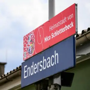 Bahnhof Endersbach - Schild für Nico Schlotterbeck