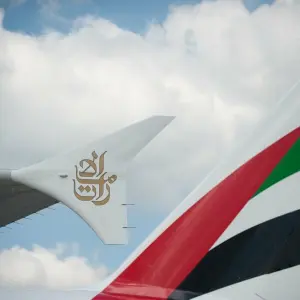 Blick auf das Emirates-Logo auf einem Flugzeug
