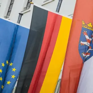 Europawahl - Flaggen vor dem Landtag
