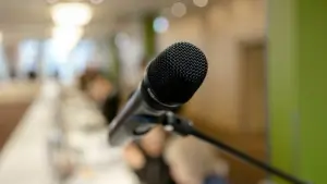 Mikrofon vor Festtafel