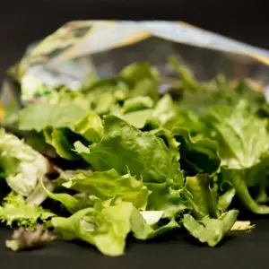 Eine Packung Salatmischung