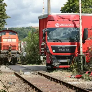 Lastwagenfahrer bei Zusammenstoß mit Güterzug verletzt