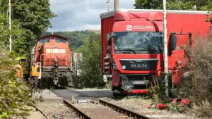 Lastwagenfahrer bei Zusammenstoß mit Güterzug verletzt