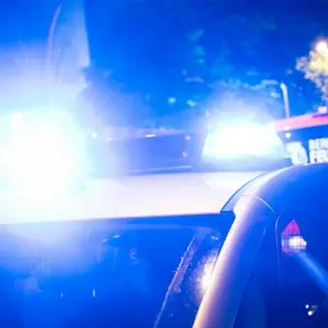 Polizeiauto mit Blaulicht in der Nacht