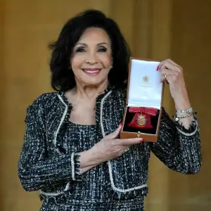 Shirley Bassey erhält Auszeichnung von König Charles
