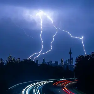 Blitze über Frankfurter Skyline