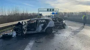 Schwerer Unfall mit Verletzten - Autos brennen auf A44 aus