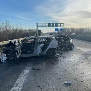 Schwerer Unfall mit Verletzten - Autos brennen auf A44 aus